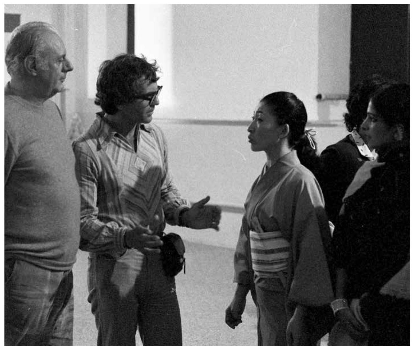 Ο Dario Fo [Ντάριο Φο], ο Eugenio Barba [Εουτζένιο Μπάρμπα], η Ιαπωνέζα χορεύτρια Νιχόν Μπουγιό Κατσούκο Αζούμα [Katsuko Azuma] και η Ινδή χορεύτρια Οντίσσι Σαντζούκτα Πανιγκράχι [Sanjukta Panigrahi] στη δεύτερη συνεδρία της Διεθνούς Σχολής Θεατρικής Ανθρωπολογίας (ISTA), Volterra, 1981. Η ISTA μετέφερε τη διαπολιτισμικότητα από τη σκηνή στο εργαστήριο: ερμηνευτές και ερμηνεύτριες ασιατικών και ευρωπαϊκών παραδόσεων συγκρίνουν τις τεχνικές τους προς αναζήτηση κοινών προεκφραστικών αρχών. Φωτογραφία: Nicola Savarese.