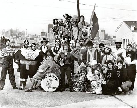 Η θεατρική ομάδα San Francisco Mime Troupe περιόδευσε το 1967 στις ΗΠΑ με τη διασκευή του αντιπολεμικού έργου L’amante Militare του [[#Carlo Goldoni [Κάρλο Γκολντόνι]#]], η οποία καυτηρίαζε την εμπλοκή των Ηνωμένων Πολιτειών στον Πόλεμο του Βιετνάμ. 