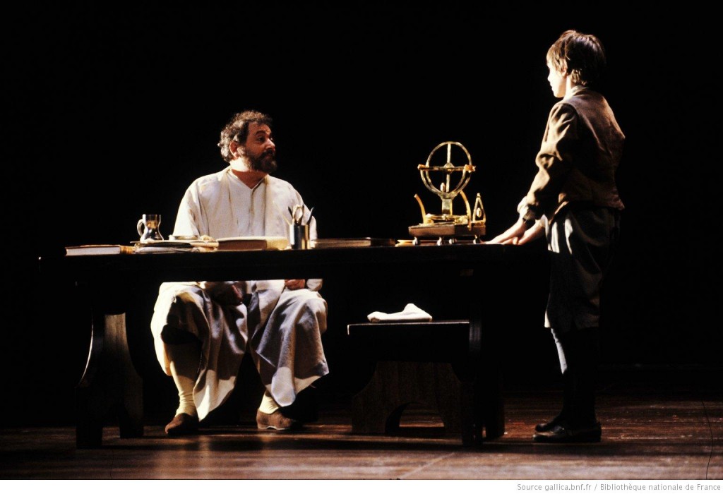 Σκηνή από την παράσταση La vie de Galilée [Leben des Galilei/Η ζωή του Γαλιλαίου, 1943] του Brecht, το 1990, την οποία ο σκηνοθέτης Antoine Vitez, παρουσίασε στην αίθουσα Ρισελιέ [Salle Richelieu] της [[#Comédie-Française [Εθνικό Θέατρο της Γαλλίας]#]], με πρωταγωνιστή τον [[#Roland Bertin [Ρολάν Μπερτέν]#]] και σκηνογράφο/ενδυματολόγο τον [[#Γιάννη Κόκκο [Yannis Kokkos]#]].