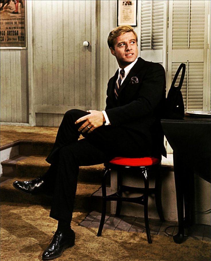 Ο Robert Redford [Ρόμπερτ Ρέντφορντ] (936-2025) ως Paul Bratter στο Barefoot in the Park [Ξυπόλυτοι στο πάρκο] του Neil Simon [Νηλ Σάιμον], ρόλο που πρωτοερμήνευσε στη θεατρική παραγωγή του Broadway (1963) και μετέφερε στην ομότιτλη ταινία (1967), δίπλα στην Jane Fonda [Τζέιν Φόντα]. Με τη νεανική του γοητεία και την ανάλαφρη κομψότητα, ενσάρκωσε τον τύπο του ζεν πρεμιέ της ρομαντικής κωμωδίας.