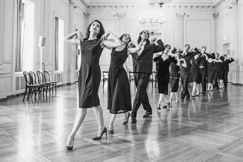 Προωθητική φωτογραφία της παράστασης Kontaktof της Pina Bausch στη σκηνική αναβίωσή της στο Εθνικό Θέατρο. Εθνικό Θέατρο - Pina Bausch Foundation: Κεντρική Σκηνή του Κτηρίου Τσίλλερ, (2025-2026).