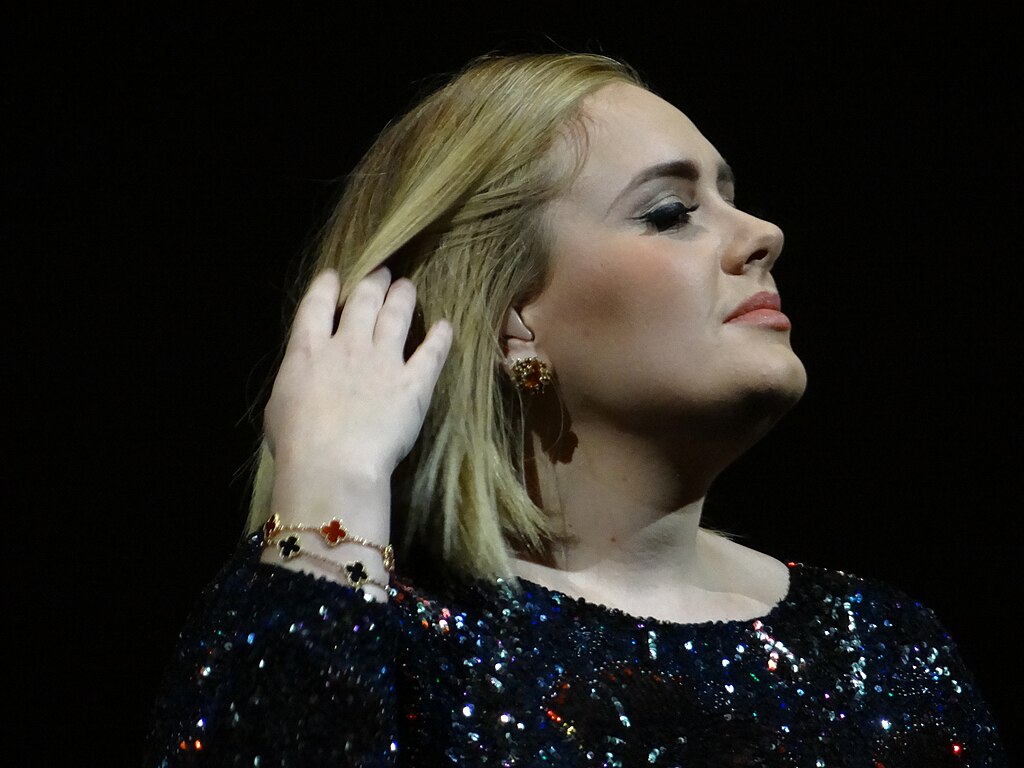 Ενδοακουστικό&nbsp;«ψείρα»&nbsp;(I.E.M.) στο αυτί της [[#Adele [Αντέλ]#]] σε συναυλία που πραγματοποιήθηκε στο&nbsp;Nashville&nbsp;[Νάσβιλ].