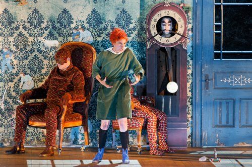 Σκηνή από την όπερα Το παιδί και τα μάγια [L'Enfant et les sortilèges] του [[#Maurice Ravel [Μωρίς Ραβέλ]#]], σε λιμπρέτο της [[#Colette [Κολέτ]#]] και σκηνοθεσία του [[#Grzegorz Jarzyna [Γκζέγκος Γιαζίνα]#]] (Opéra de Lyon, 2012). Εδώ το σκηνικό αντικείμενο αναδεικνύεται σε πλήρες δραματικό πρόσωπο: η πολυθρόνα, η μπερζέρα και το ανθρωπόμορφο ρολόι που πλαισιώνουν το παιδί τραγουδούν, κινούνται και αποκτούν αυτόνομη ζωή, υλοποιώντας ακραία τη λειτουργία του αντικειμένου-πρωταγωνιστή.