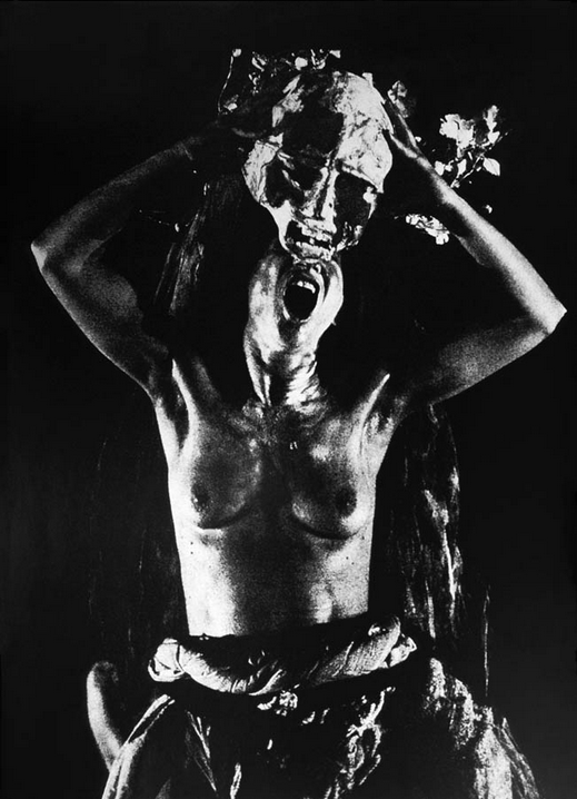 Στιγμιότυπο από τις Βάκχες του Ευριπίδη, πρώτης παράστασης του θιάσου σε σκηνοθεσία του Τερζόπουλου. Θέατρο Άττις (1986). 