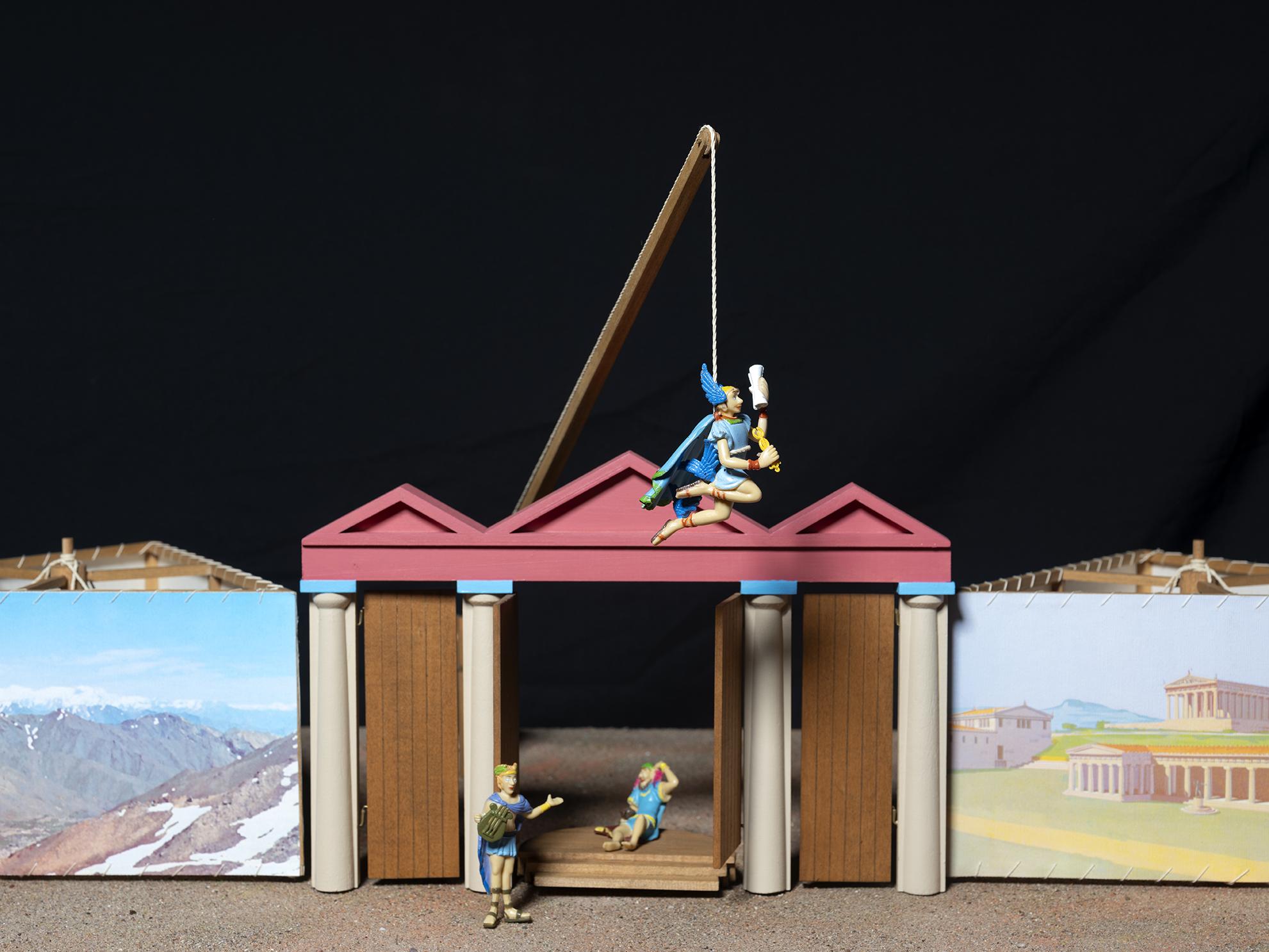 Μακέτα που αναπαριστά στο κέντρο της το εκκύκλημα, καθώς και τους άλλους μηχανισμούς της αρχαίας σκηνογραφίας (από μηχανής θεός, περίακτοι). Κατασκευή: Κ. Κοτσανάς. Κέντρο Διάδοσης Επιστημών και Μουσείο Τεχνολογίας ΝΟΗΣΙΣ.