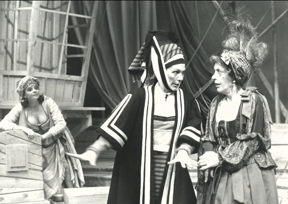 Στιγμιότυπο από την παράσταση της κωμωδίας του Κρητικού θεάτρου Φορτουνάτος του [[#Μάρκου Αντωνίου Φωσκόλου#]], σε σκηνοθεσία [[#Κανέλλου Αποστόλου#]] και παραγωγή του Εθνικού Θεάτρου (1993). [[#Μαρία Λιαπίκου#]] (Αυγουστίνα), [[#Έρση Μαλικένζου#]] (Μηλιά), [[#Ντίνα Κώνστα#]] (Πετρού)