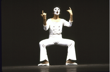 Ο μίμος [[#Marcel Marceau [Μαρσέλ Μαρσώ]#]] σε μια σκηνή από την παράσταση στο Μπρόντγουεϋ με τίτλο Marcel Marceau on Broadway (Νέα Υόρκη, 1983).