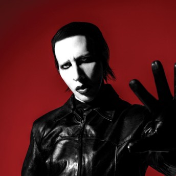 Ο Marilyn Manson [Μαίριλυν Μάνσον] σε ζωντανή εμφάνιση με χαρακτηριστική λευκή βαφή προσώπου. Η χρήση λευκής βάσης ψιμυθίωσης, η οποία παραπέμπει ιστορικά στο αρχαίο ψιμύθιο (λευκή σκόνη ανθρακικού μόλυβδου), αποτέλεσε κεντρικό στοιχείο της σκηνικής ταυτότητας του Manson, αναδεικνύοντας τη διαχρονική λειτουργία της λευκής βαφής ως μέσου σκηνικής μεταμόρφωσης και αποξένωσης.