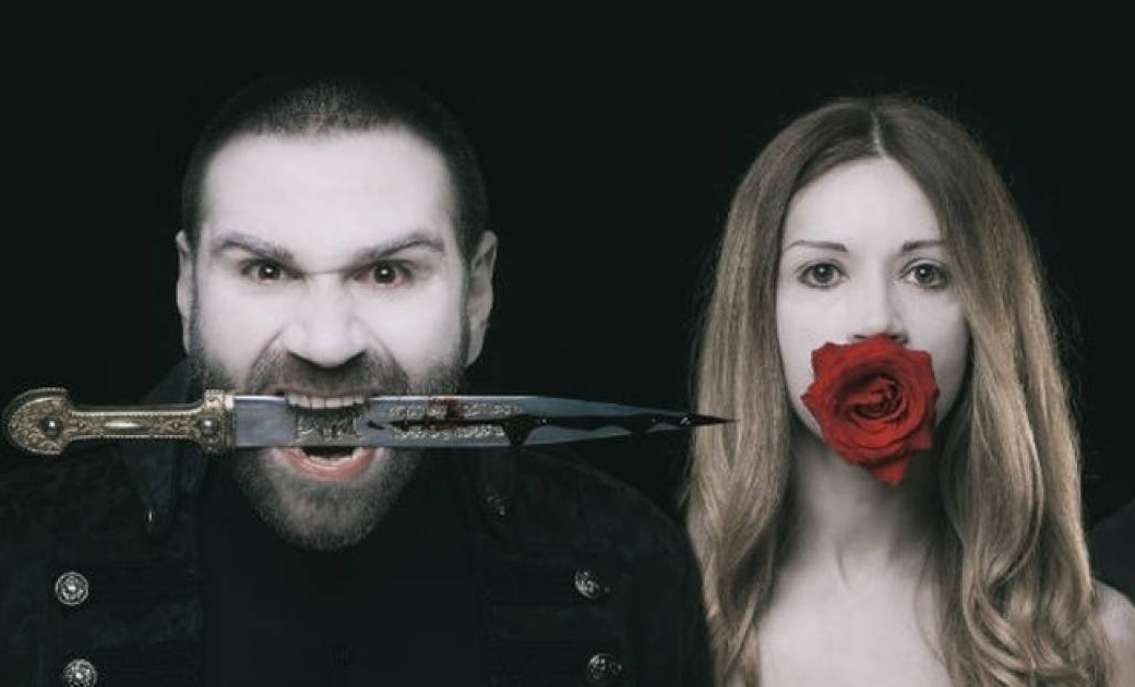 Η Ιωάννα Παππά ως Οφηλία στον Άμλετ του William Shakespeare [Ουίλλιαμ Σαίξπηρ], Θέατρο Άνεσις, Αθήνα, θεατρική περίοδος 2017-2018, σε σκηνοθεσία Λεβάν Τσουλάτζε [Levan Tsuladze], καλλιτεχνικού διευθυντή του Kote Marjanishvili Theatre της Γεωργίας, με τον Τάσο Ιορδανίδη στον ομώνυμο ρόλο, τον Άρη Λεμπεσόπουλο ως Κλαύδιο, την Πέμη Ζούνη ως Γερτρούδη και τον Θοδωρή Κατσαφάδο ως Πολώνιο. Η Ιωάννα Παππά, μία από τις πλέον αναγνωρίσιμες ηθοποιούς της νεότερης γενιάς του ελληνικού θεάτρου, διακρίθηκε σε σειρά ρόλων ενζενύ του κλασσικού και σύγχρονου ρεπερτορίου, ενσαρκώνοντας εδώ την τραγική φιγούρα της Οφηλίας, αρχέτυπο της αθώας, ερωτευμένης και ψυχικά εύθραυστης νεάνιδας που οδηγείται στην παραφροσύνη και τον θάνατο.