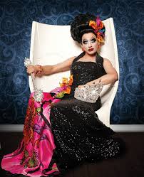 Η ντραγκ-κουήν Bianca Del Rio [Μπιάνκα Ντελ Ρίο], περσόνα του [[#Roy R. Haylock [Ρόι Ρ. Χέιλοκ]#]], γνωστή για το καυστικό, αυτοσχεδιαστικό της χιούμορ που την ανέδειξε στην παράδοση της «insult comedy». Καθιερώθηκε διεθνώς με τη νίκη της στην έκτη σεζόν του RuPaul's Drag Race (2014) και εξέλιξε την τέχνη της ντραγκ-κουήν σε αυτόνομη θεατρική παράσταση, με παγκόσμιες περιοδείες σε μεγάλες σκηνές.