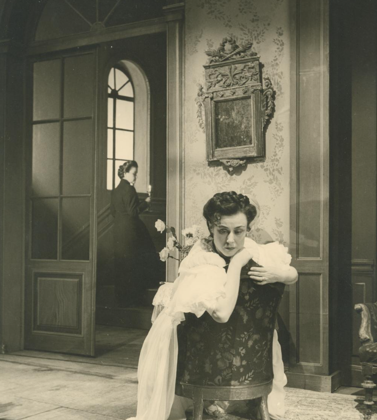 Τρεις αδελφές του [[#Anton Chekhov [Άντον Τσέχωφ]#]], [[#Βάσω Μεταξά#]] (Όλια), [[#Μαρία Αλκαίου#]] (Ειρήνα), Σκηνοθεσία: [[#Κάρολος Κουν#]], [[#Εθνικό Θέατρο#]] (1951)