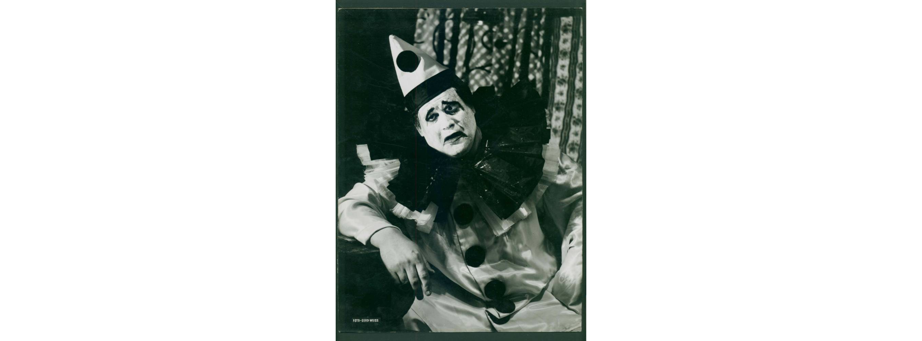 Η τραγική φιγούρα του Canio/Pagliaccio (ερμηνεύει ο οξύφωνος [[#Hans Kaart [Χανς Καρτ]#]]), από την όπερα του Leoncavallo Οι παλιάτσοι, σε φωτογραφία του [[#Gerd Weiss [Γκερντ Βάις]#]]. 