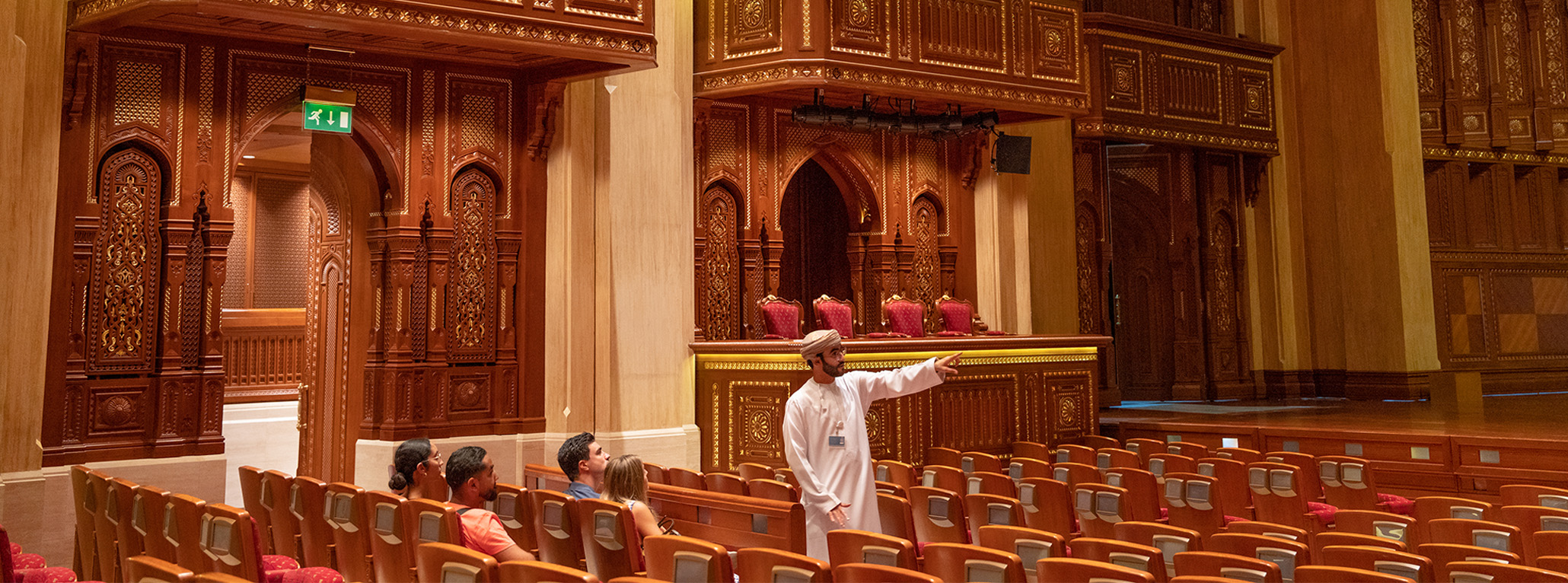 Η Βασιλική Όπερα της Μασκάτ [Royal Opera House Muscat] στο Ομάν (WATG, 2011), το πρώτο θέατρο όπερας της Αραβικής Χερσονήσου. Το κτίριο εμπνέεται από τα ομανικά ανάκτορα, ενώ η αίθουσα μετατρέπεται αυτόματα από θέατρο όπερας με αψίδα προσκηνίου σε αίθουσα συναυλιών. Το παράδειγμα αυτό τεκμηριώνει πώς η σύγχρονη αρχιτεκτονική του θεάτρου συνδυάζει την ισλαμική διακοσμητική παράδοση με την ευρωπαϊκή τυπολογία.