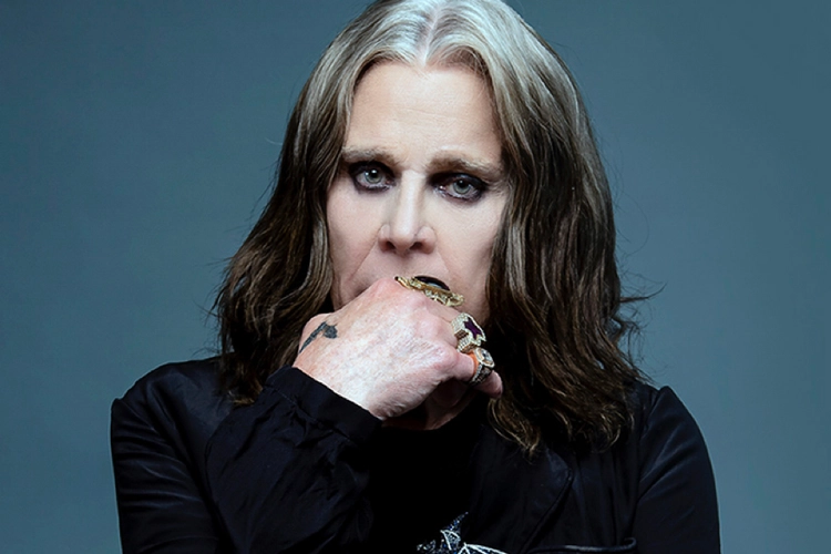 Ο Ozzy Osbourne [Όζζυ Όσμπορν], εμβληματική προσωπικότητα της ροκ σκηνής και ιδρυτικό μέλος των Black Sabbath. Η φωτογραφία του [[#Ross Halfin [Ρος Χάλφιν]#]] παρουσιάστηκε στην έκθεση «Working Class Hero» (2025-2026) στο Μουσείο και την Πινακοθήκη του Μπέρμιγχαμ, η οποία τιμά τη συνεισφορά του καλλιτέχνη και την παγκόσμια αναγνώρισή του. Η καταγραφή παρακολουθεί την εξέλιξη του Όσμπορν από το ξεκίνημά του στις εργατικές συνοικίες του Άστον μέχρι την κατάκτηση των σημαντικότερων μουσικών διακρίσεων, όπως τα βραβεία Grammy και η ένταξη στο Rock and Roll Hall of Fame. 