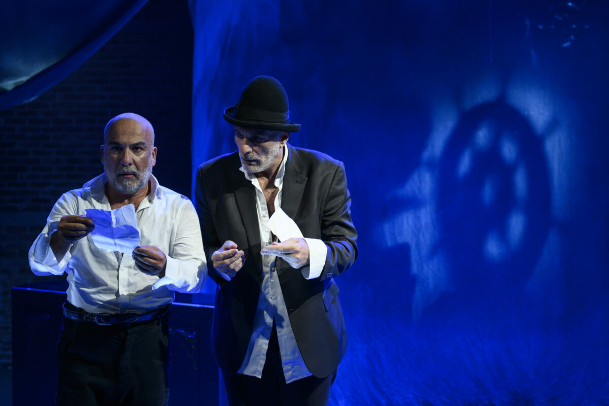 Στιγμιότυπο από την παράσταση Ο Ρόζενκραντζ και ο Γκίλντενστερν είναι νεκροί [Rosencrantz and Guildenstern are dead, 1966] του Tom Stoppard, σε σκηνοθεσία [[#Στάθη Λιβαθινού#]]. Θέατρο της Οδού Κυκλάδων - Λευτέρης Βογιατζής (2024). 