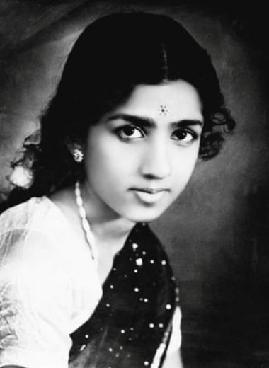 Η δεκατριάχρονη [[#Λάτα Μαγκεσκάρ [Lata Mangeshkar]#]] (1929-2022) στην πρώτη της εμφάνιση, την μαραθώνιας διάρκειας ταινία Pahili Mangalagaur [Η πρώτη Μαγκαλαγκάουρ] (1942), όπου τραγούδησε το "Natali Chaitraachi Navalaai" σε μουσική του Dada Chandekar. Από τον μικρό αυτόν ρόλο ξεκίνησε η σταδιοδρομία της κορυφαίας φωνής του ινδικού κινηματογράφου, της «αηδόνας της Ινδίας», που επί έξι δεκαετίες τραγούδησε παρασκηνιακά [playback] ντουμπλάροντας για τις μεγαλύτερες πρωταγωνίστριες, καθιστώντας τη φωνή της κοινό ακουστικό υπόβαθρο της Ινδίας.