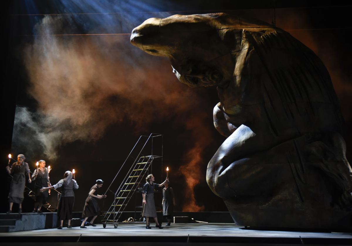 Στιγμιότυπο από την όπερα Ηλέ﻿﻿﻿﻿﻿﻿﻿﻿﻿﻿﻿﻿﻿﻿﻿﻿﻿﻿﻿﻿﻿﻿﻿κτρα [Elektra, 2015] του Richard Strauss [Ρίχαρντ Στράους], που παρουσιάστηκε από την Opéra de Montréal του Καναδά, σε σκηνοθεσία του A. Gauthier και μουσική διεύθυνση του Y. Nézet-Séguin. Ο Ισπανός σκηνογράφος και γλύπτης Víctor Ochoa [Βίκτωρ Οτσόα] σχεδίασε ένα μνημειώδες περιστρεφόμενο, τρισδιάστατα εκτυπωμένο γλυπτό του βασιλιά Αγαμέμνονα, που κυριαρχούσε στη σκηνή της Salle Wilfrid-Pelletier στην Place des Arts.