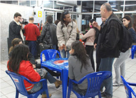 Η εφαρμογή της τεχνικής του Αόρατου Θεάτρου σε δημόσιο χώρο, βασισμένη στις αρχές του Αουγκούστο Μποάλ [Augusto Boal]. Πρόκειται για μια θεατρική φόρμα η οποία παρεισφρέει στην καθημερινή ζωή χωρίς να φανερώνει ποτέ την τεχνητή της φύση. Μέσω αυτής της απόκρυψης, παρακινεί τους ανυποψίαστους πολίτες να εμπλακούν άμεσα σε φλέγοντα κοινωνικά ζητήματα, λειτουργώντας πλέον ως συνειδητοποιημένοι «ηθο-θεατές» [spect-actors].