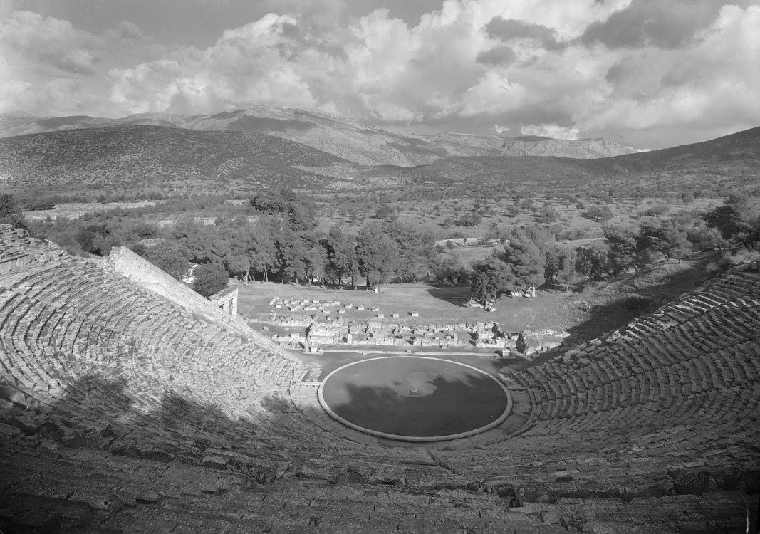 Άποψη του αρχαίου θεάτρου της Επιδαύρου με φόντο το αργολικό τοπίο. 