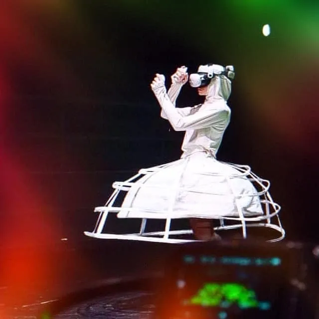 Στιγμιότυπο από την παράσταση So-called humanity in madness της κολλεκτίβας&nbsp;[[#Dream Adoption Society#]], σε σκηνοθεσία [[#Krzysztof Garbaczewski [Κριστόφ Γκαρμπατσέφσκι]#]]. Το εργαστήριο / κολλεκτίβα ψηφιακής τέχνης ιδρύθηκε το 2017 από τον Krzysztof Garbaczewski και εστιάζει στις νέες τεχνολογίες και στη χρήση της εικονικής και επαυξημένης πραγματικότητας στον χώρο των σύγχρονων παραστατικών και εικαστικών τεχνών.&nbsp;