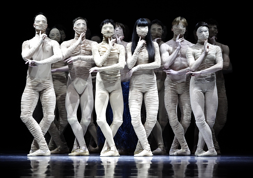 Emio Greco [Έμιο Γκρέκο] / Pieter C. Scholten [Πίτερ Κ. Σχόλτεν], Le Corps DU Ballet (Les Ballets de Monte-Carlo, πρεμιέρα: Grimaldi Forum, Μονακό, 2011). Η χορογραφία για 27 χορευτές / χορεύτριες, εμπνευσμένη από το Masse und Macht [Μάζα και εξουσία] του Elias Canetti [Ελίας Κανέττι], ανατρέπει την έννοια του σώματος μπαλέτου: από πειθαρχημένο σύνολο συγχρονισμένων σωμάτων σε χώρο αμφισβήτησης, ατομικής αντίστασης και συλλογικής ανταρσίας.