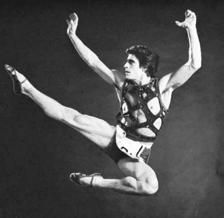 Ο Edward Villella [Έντουαρντ Βιλλέλα] (1936–2026) στον ομώνυμο ρόλο του The Prodigal Son [Ο Άσωτος Υιός] (1929) σε χορογραφία Μπαλανσίν και μουσική Σεργκέι Προκόφιεφ [Sergei Prokofiev], σε εκτέλεση του New York City Ballet, 1960. Η ερμηνεία του Αμερικανού χορευτή, με τη συνύπαρξη ακροβατικής δεξιοτεχνίας και ψυχολογικής έντασης, καθιέρωσε ένα νέο πρότυπο ανδρικής σκηνικής παρουσίας στο νεοκλασσικό μπαλέτο.