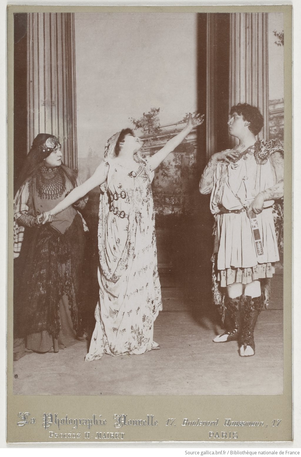 Η διάσημη ηθοποιός [[#Sarah Bernhardt [Σάρα Μπερνάρ]#]] απαγγέλλει την τιράδα της ως Φαίδρα, στο ομώνυμο έργο του Ρακίνα.&nbsp;