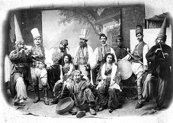 Ιστορικό εικονογραφικό τεκμήριο (περ. 1870) που απεικονίζει τον θίασο της πολυθρύλητης οπερέττας Leblebici Horhor Ağa [Ο λεμπλεμπιτζής Χορ-Χορ αγάς] του συνθέτη Dikran Tchouhadjian [Τιγκράν Τσουχαντζιάν]. Το συγκεκριμένο έργο γνώρισε τεράστια απήχηση τόσο στην Οθωμανική Αυτοκρατορία όσο και στον ελλαδικό χώρο, αναδεικνύοντας τη διαπολιτισμική δυναμική και την ευρύτατη διάδοση του είδους στην Ανατολική Μεσόγειο.