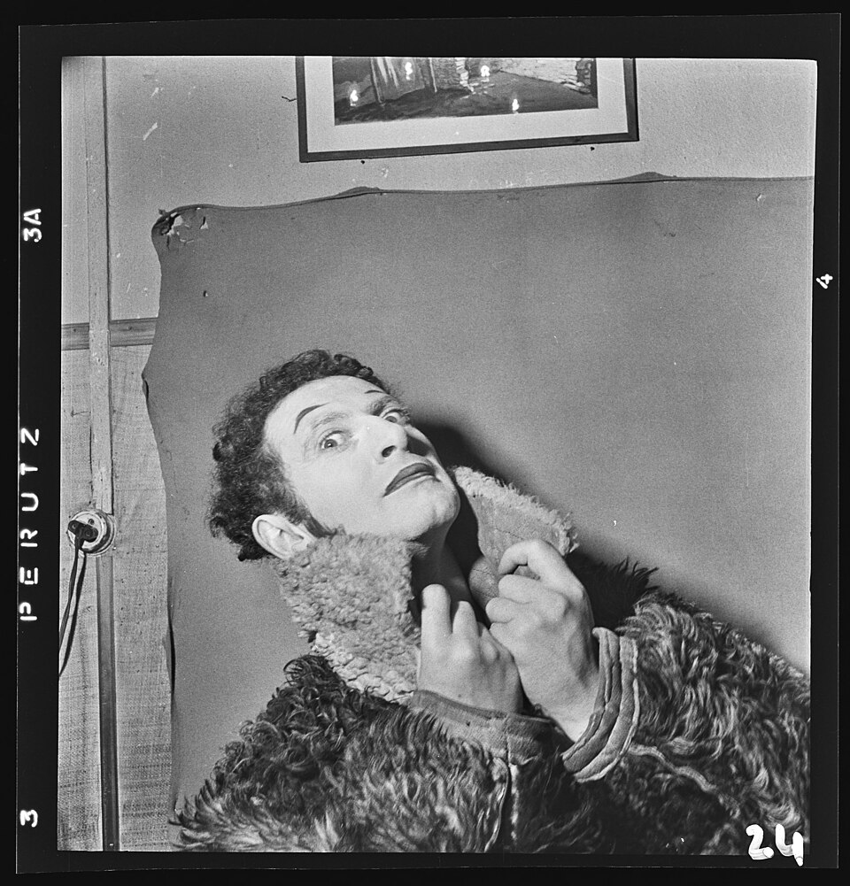 Ο Marcel Marceau [Μαρσέλ Μαρσώ] στο μιμόδραμα Le Manteau [Το παλτό], βασισμένο στο ομώνυμο διήγημα του Νικολάι Γκόγκολ [Nikolai Gogol], σε σκηνοθεσία του ίδιου (Théâtre de la Renaissance, Παρίσι, 1,954). Φωτογραφία του Roger Pic [Ροζέ Πικ], από το αρχείο της Bibliothèque nationale de France. Το έργο αντλεί το υλικό του από τη λογοτεχνία, εξασφαλίζοντας τη συνεκτική αφηγηματική δομή που χαρακτηρίζει το μιμόδραμα.