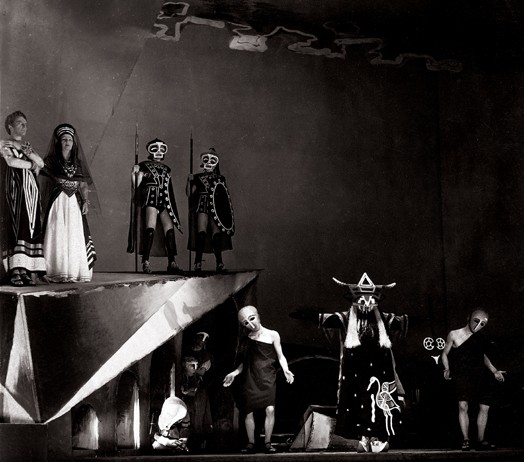 Σκηνή από την παράσταση Οι μύγες του J.P. Sartre σε σκηνοθεσία του [[#Charles Dullin [Σαρλ Ντυλλέν]#]]. Παρίσι, Théatre de la Cité, 1943. 