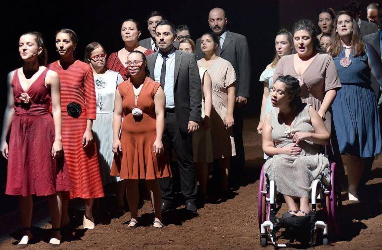 Θέατρο συνόλου: Η ομάδα [[#Εν Δυνάμει#]], η οποία αποτελείται από νέους καλλιτέχνες, με και χωρίς αναπηρία, σε στιγμιότυπο από την παράσταση Ερωτευμένα Άλογα σε σκηνοθεσία της [[#Ελένης Ευθυμίου#]]. Ομάδα Εν Δυνάμει σε συνεργασία με το [[#Κρατικό Θέατρο Βορείου Ελλάδος [National Theatre of Northern Greece]#]], 2022. 