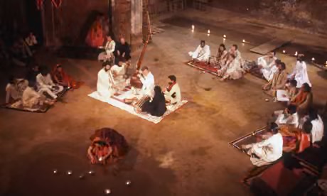 Le Mahabharata [Μαχαμπαράτα], διασκευή Jean-Claude Carrière [Ζαν-Κλωντ Καριέρ], σκηνοθεσία Peter Brook [Πήτερ Μπρουκ], σκηνικά και κοστούμια Chloé Obolensky [Κλοέ Ομπολένσκυ]: πρεμιέρα στο λατομείο Boulbon, Φεστιβάλ Αβινιόν, 7 Ιουλίου 1985, και έπειτα Théâtre des Bouffes du Nord, Παρίσι. Πολυεθνικός θίασος, σε εννιάωρη παράσταση, σημείο αναφοράς και αντιπαράθεσης για τη διαπολιτισμικότητα στο θέατρο. Φωτογραφία: Julio Donoso / Corbis Sygma.