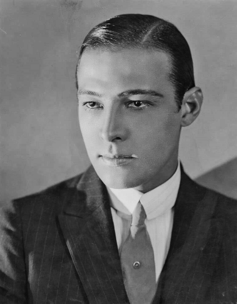 Ο Ιταλοαμερικανός ηθοποιός Rudolph Valentino [Ρούντολφ Βαλεντίνο], φωτογραφημένος από τον Donald Biddle Keyes [Ντόναλντ Μπιντλ Κέις] για το περιοδικό Photoplay (Σεπτέμβριος 1922). Πρώτο ανδρικό είδωλο του βωβού κινηματογράφου και «πολυλατρεμένος εραστής» της οθόνης, ο Valentino ενσάρκωσε τη μετάβαση του βεντετισμού από τη θεατρική σκηνή στη μαζική κουλτούρα του Χόλιγουντ, με τη λατρεία γύρω από το πρόσωπό του να κορυφώνεται στον πρόωρο θάνατό του (1926).