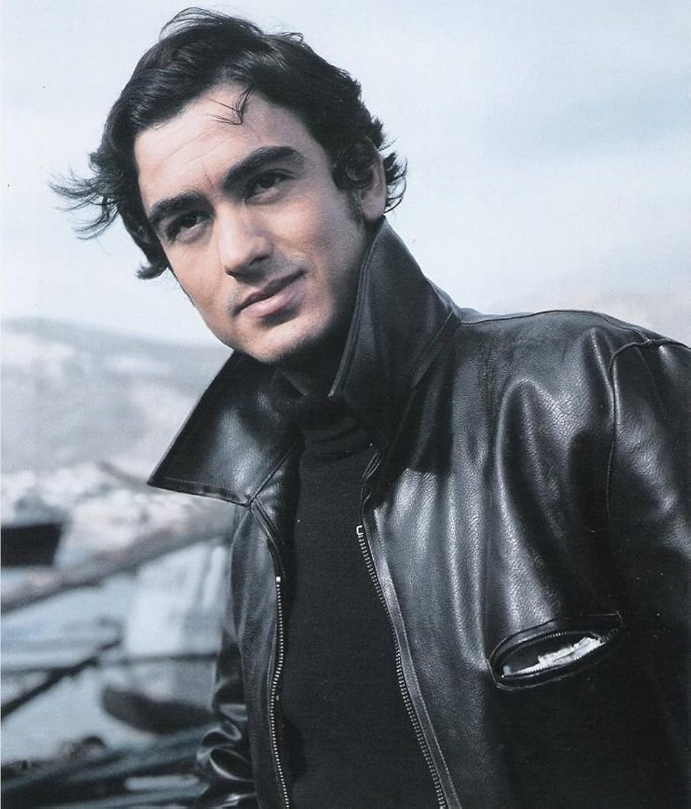 Ο Νίκος Γαλανός (1946-2024), από τους χαρακτηριστικότερους ζεν πρεμιέ του ελληνικού θεάτρου και κινηματογράφου της δεκαετίας του 1970. Με την κομψότητα, τα εκφραστικά του χαρακτηριστικά και το αριστοκρατικό, συγκρατημένο του ύφος, καθιερώθηκε στους ρομαντικούς και δραματικούς ρόλους, ενσαρκώνοντας το πρότυπο του ευγενούς, σεμνού νεαρού πρωταγωνιστή.