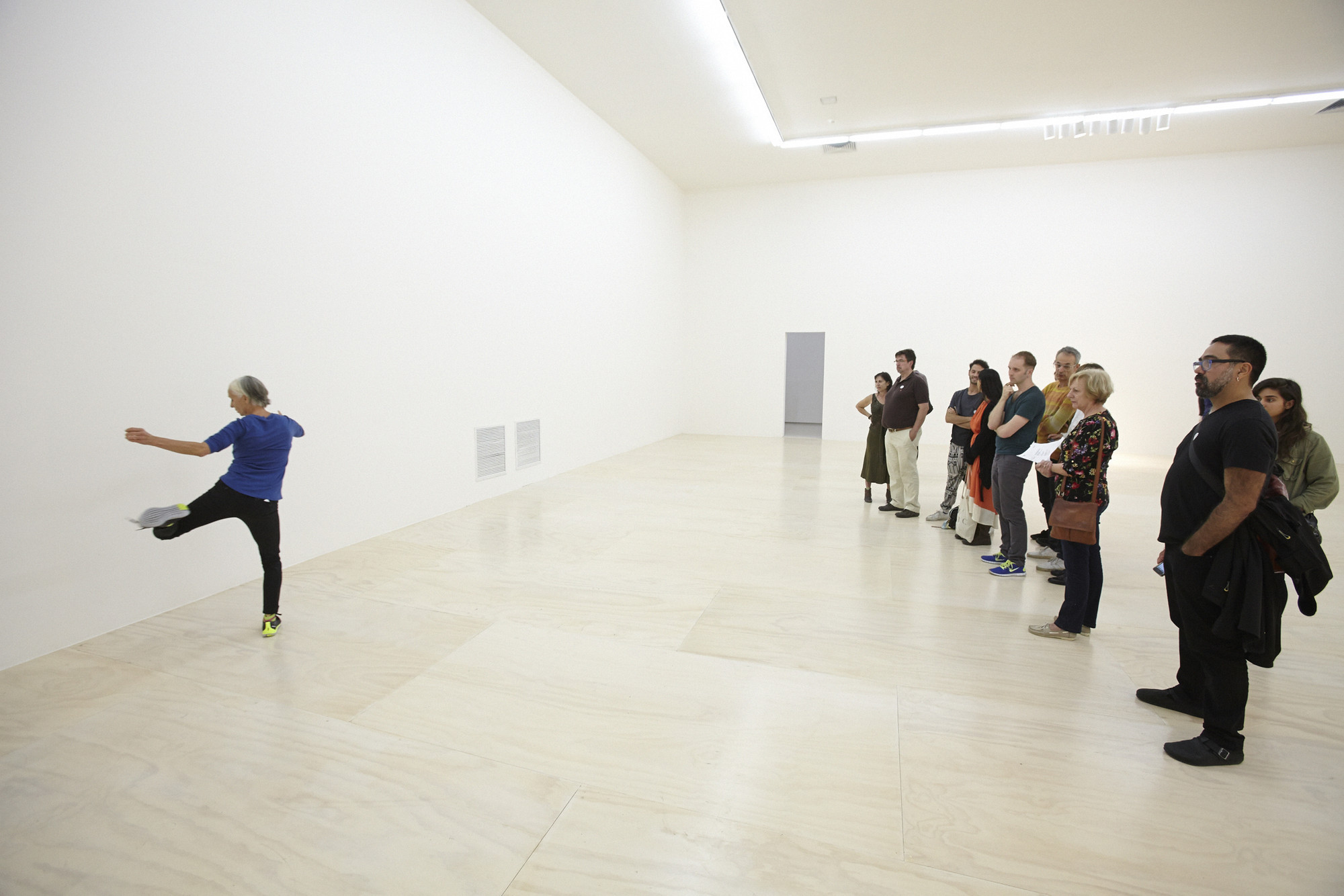 Άποψη εγκατάστασης στο πλαίσιο της αναδρομικής έκθεσης Retrospective του Xavier Le Roy. Νέα Υόρκη, MoMA, 2014. Υλοποιημένη στους εκθεσιακούς χώρους από μια ομάδα επιτελεστών που συνεχώς ανακυκλώνουν και μετασχηματίζουν τις παλαιότερες σόλο δημιουργίες του Le Roy,&nbsp;η έκθεση αποτελεί ένα ρηξικέλευθο υβρίδιο χορογραφίας και εικαστικών τεχνών, που μετατρέπει την παραδοσιακή μουσειακή έκθεση σε δημιουργικό μέσο.