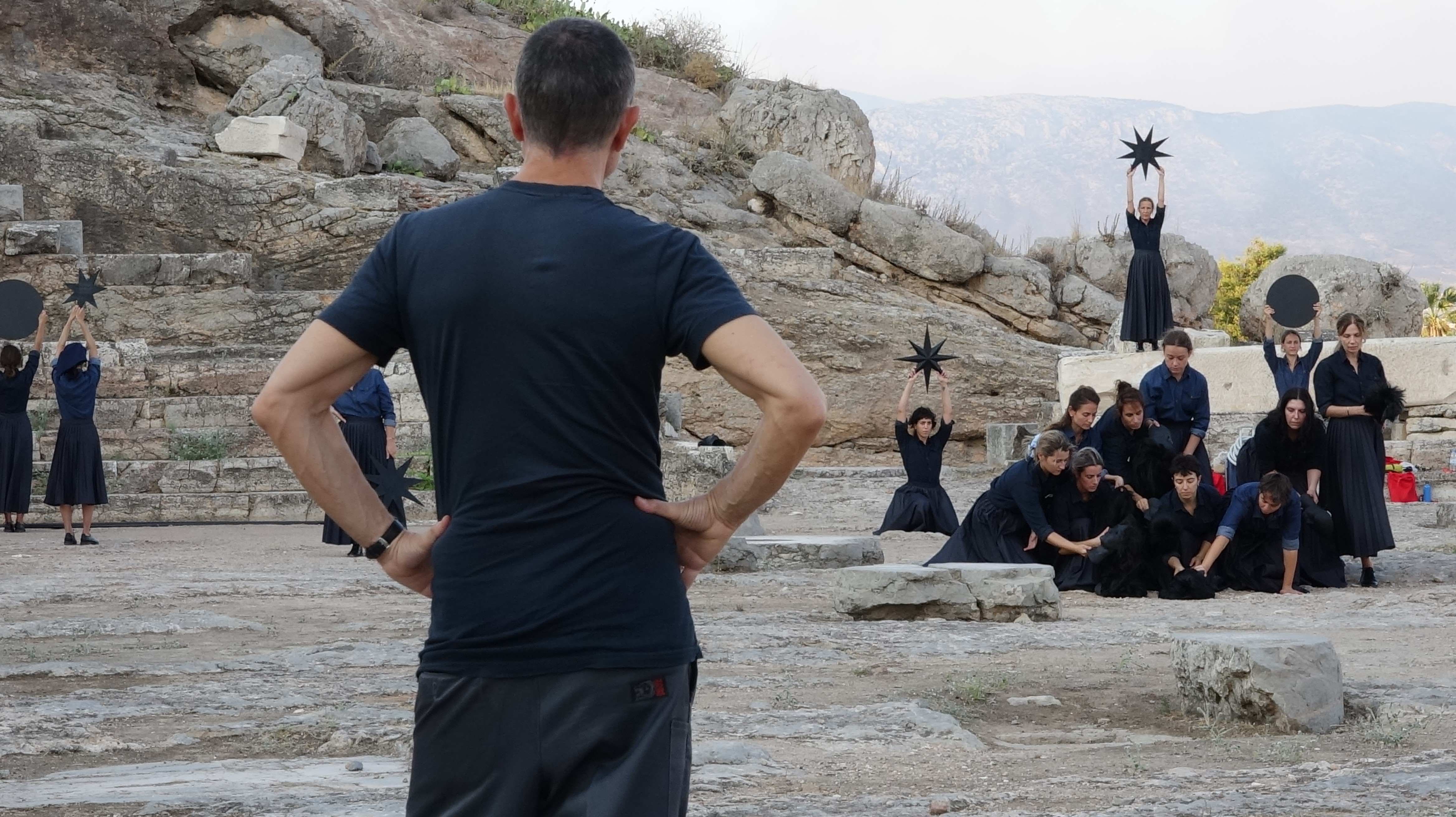 Δοκιμές της τοποσυναφούς παράστασης Ma στον αρχαιολογικό χώρο της Ελευσίνας (2023). Σκηνοθεσία: [[#Romeo Castellucci [Ρομέο Καστελλούτσι]#]]. 