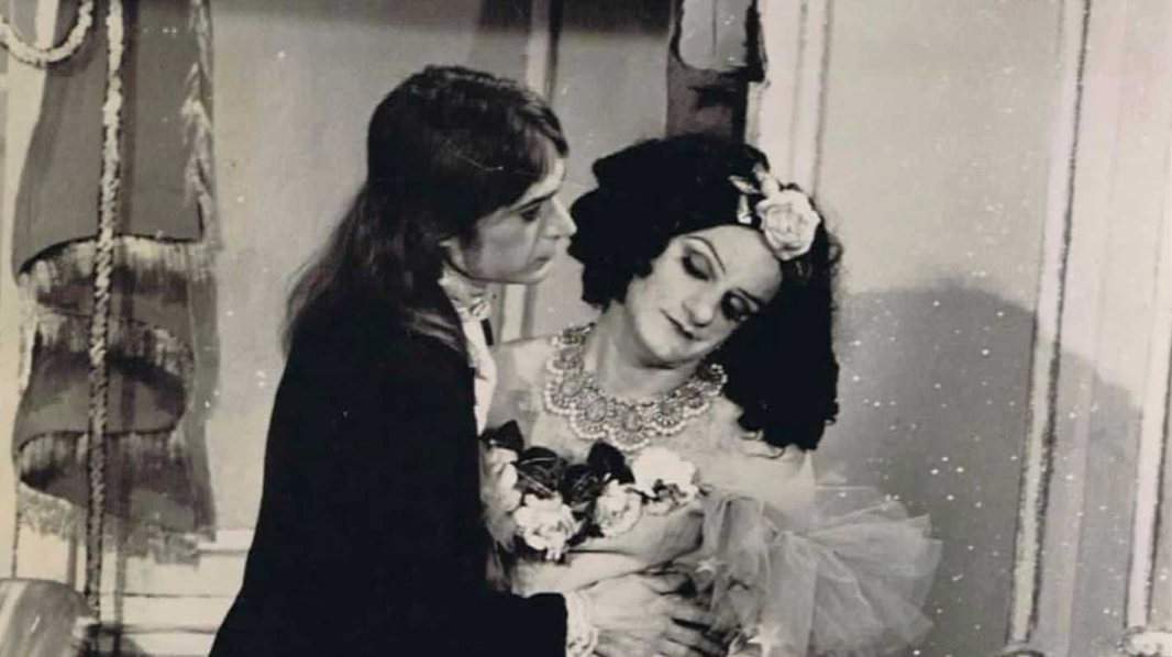 Ο [[#Bil Vehr#]] και ο Charles Ludlam, ο δεύτερος ως παραστατημένη Καμίγ, στην παράσταση Camille από την Ridiculous Theatrical Company (1973)