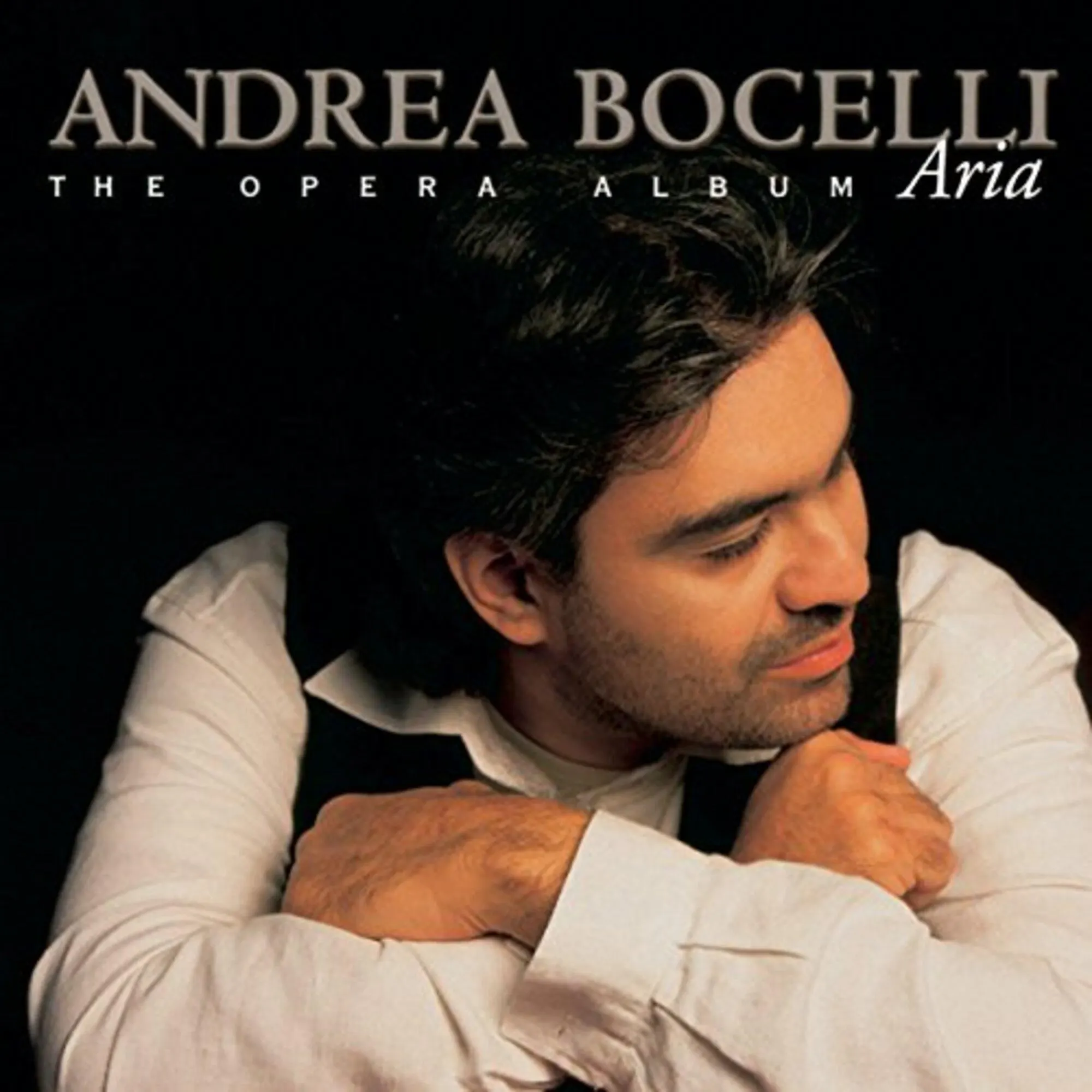 Εξώφυλλο του δισκογραφικού άλμπουμ&nbsp;Aria: The Opera Album&nbsp;(Philips, 1998) του οξυφώνου [[#Andrea Bocelli [Αντρέα Μποτσέλλι]#]]. Η επιλογή του τίτλου «Aria» για μια δισκογραφική κυκλοφορία στο μεταίχμιο κλασσικής και εμπορικής μουσικής κατέδειξε τη μετατόπηση του όρου από το αυστηρά οπερατικό πλαίσιο προς την ευρύτερη μουσική αγορά, αναδεικνύοντας παράλληλα τη διαχρονική αναγνωρισιμότητα της άριας ως μορφής φωνητικής έκφρασης.