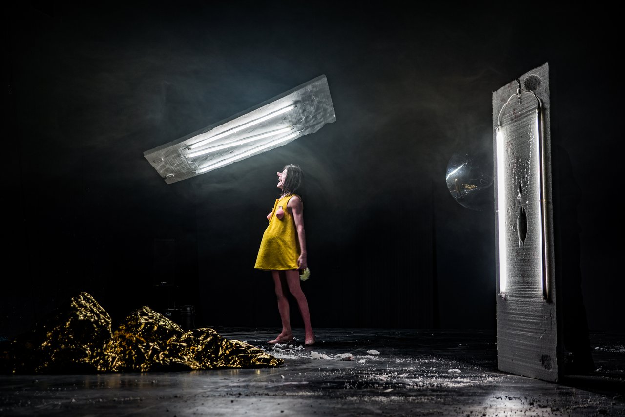 Στιγμιότυπο από την παράσταση Τιτάνες του Ευριπίδη Λασκαρίδη, Στέγη Ιδρύματος Ωνάση, 2021. 