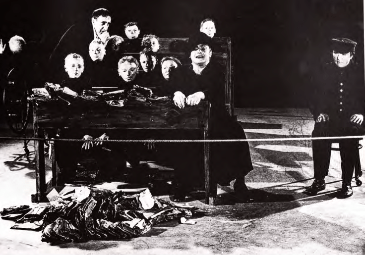 Umarła Klasa [Νεκρή τάξη], Tadeusz Kantor, Cricot 2, Κρακοβία (1975).