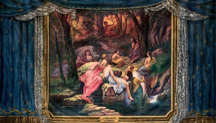 Η ζωγραφιστή αυλαία του Δημοτικού Θεάτρου Πειραιά, φιλοτεχνημένη από τον σκηνογράφο [[#Θεόδωρο Αρμενόπουλο#]] το 1926. Οι διαστάσεις της είναι 11,6 x 7,40 (80 τ.μ συνολικά) και είναι φτιαγμένη από ύφασμα. Κάλυπτε όλο το άνοιγμα της σκηνής. Ξαναπαρουσιάστηκε στο κοινό, αφού συντηρήθηκε, στις 6/5/2019. Φέρει τον τίτλο «Αι νύμφαι ακούουσαι τον Ορφέα». 