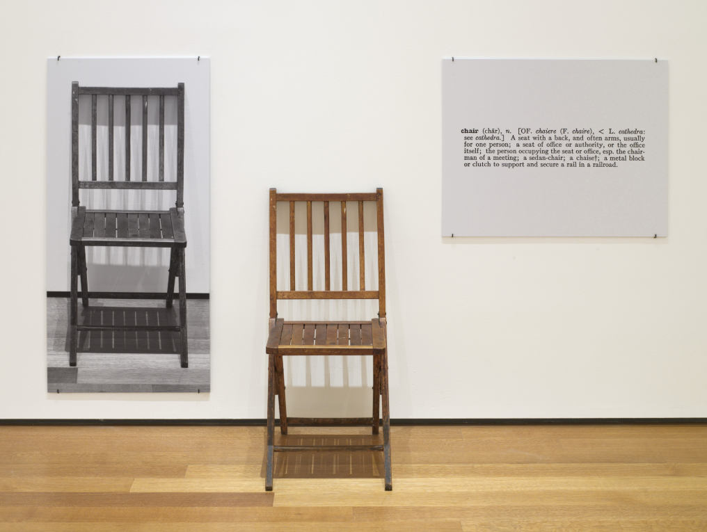 [[#Joseph Kosuth [Τζόζεφ Κοσούτ]#]],&nbsp;One and Three Chairs [Μία και τρεις καρέκλες], 1965, MoMA.Στο έργο αυτό ο Joseph Kosuth παραθέτει τρία διαφορετικά οντολογικά επίπεδα της καρέκλας: το ίδιο το αντικείμενο (δηλαδή την καρέκλα), την αναπαράστασή του (τη φωτογραφία της καρέκλας) και τον γλωσσικό του ορισμό (τη λεξικογραφική περιγραφή της λέξης καρέκλα). Το κοινό καλείται να σκεφτεί σε ποια μορφή από τις τρεις βρίσκεται η ταυτότητα του αντικειμένου. Στο πράγμα το ίδιο, στην αναπαράστασή του ή στη λεκτική περιγραφή του. 