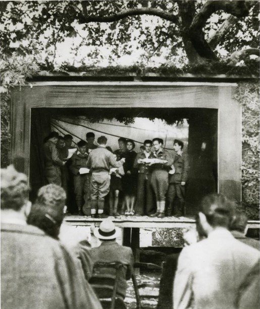 Θεατρική παράσταση του θεάτρου του βουνού της Λαϊκής Σκηνής του [[#Γ. Κοτζιούλα#]] (1943-1944).