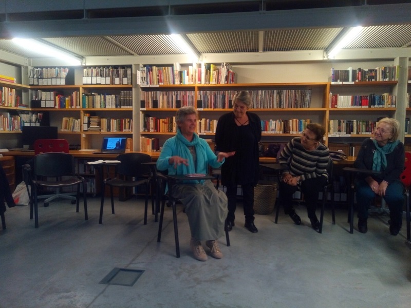 Συνεδρία θεάτρου αναπόλησης με ηλικιωμένα άτομα στο Ναύπλιο με εμψυχώτρια την [[#Κατερίνα Κωστή [Katerina Kosti]#]].