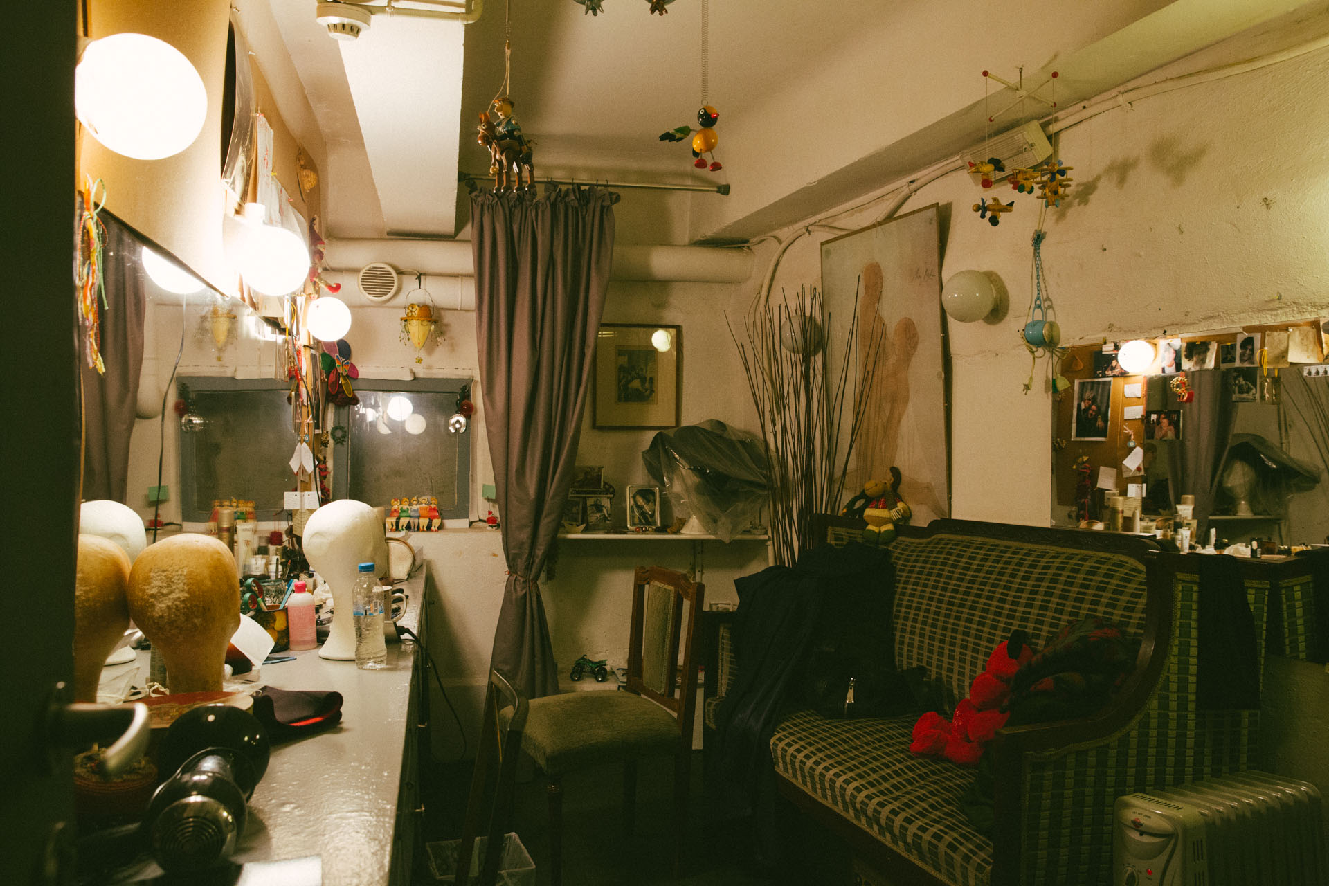 Άποψη του καμαρινιού του Θεάτρου Οδού Κεφαλληνίας κατά τη διάρκεια της παράστασης Οι Βρυκόλακες του [[#Henrik&nbsp;Ibsen [Χένρικ Ίψεν/Ερρίκος Ίψεν]#]] σε σκηνοθεσία του [[#Στάθη Λιβαθινού#]], (2013). 