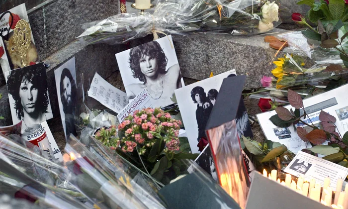 Θαυμαστές και θαυμάστριες του Jim Morrison [Τζιμ Μόρρισον] στον τάφο του, στο κοιμητήριο Père Lachaise του Παρισιού, με αφορμή τα πενήντα χρόνια από τον θάνατό του (2021). Ο τραγουδιστής των The Doors [Ντορς], που πέθανε το 1971 σε ηλικία μόλις 27 ετών, εξακολουθεί να αποτελεί τόπο προσκυνήματος για το κοινό, δείγμα της μεταθανάτιας λατρείας του ροκ ειδώλου και της διάχυσης του βεντετισμού με τη μορφή νεκρο-μάρκετινγκ στη διεθνή μουσική κουλτούρα.