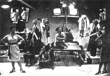 Marilyn Project, Performance Group (1975). Δύο θίασοι εκτελούν το ίδιο έργο ταυτόχρονα, με σκοπό να μετατοπίσουν την προσοχή του κοινού από την αφήγηση στη δομή, δηλαδή στις ανεπαίσθητες διαφορές της ερμηνείας και στην αδυναμία της επανάληψης.