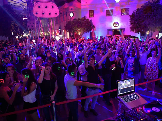 Silent disco [σιωπηλή ντισκοτέκ]: το κοινό χορεύει φορώντας ασύρματα ενδοακουστικά και επιλέγει ανάμεσα σε περισσότερα κανάλια, με το χρώμα του κάθε ακουστικού να δηλώνει την επιλογή. Η ακρόαση ιδιωτικοποιείται πλήρως, ενώ ο χώρος παραμένει σιωπηλός και η συλλογική εμπειρία συγκροτείται οπτικά, από την κίνηση των σωμάτων.