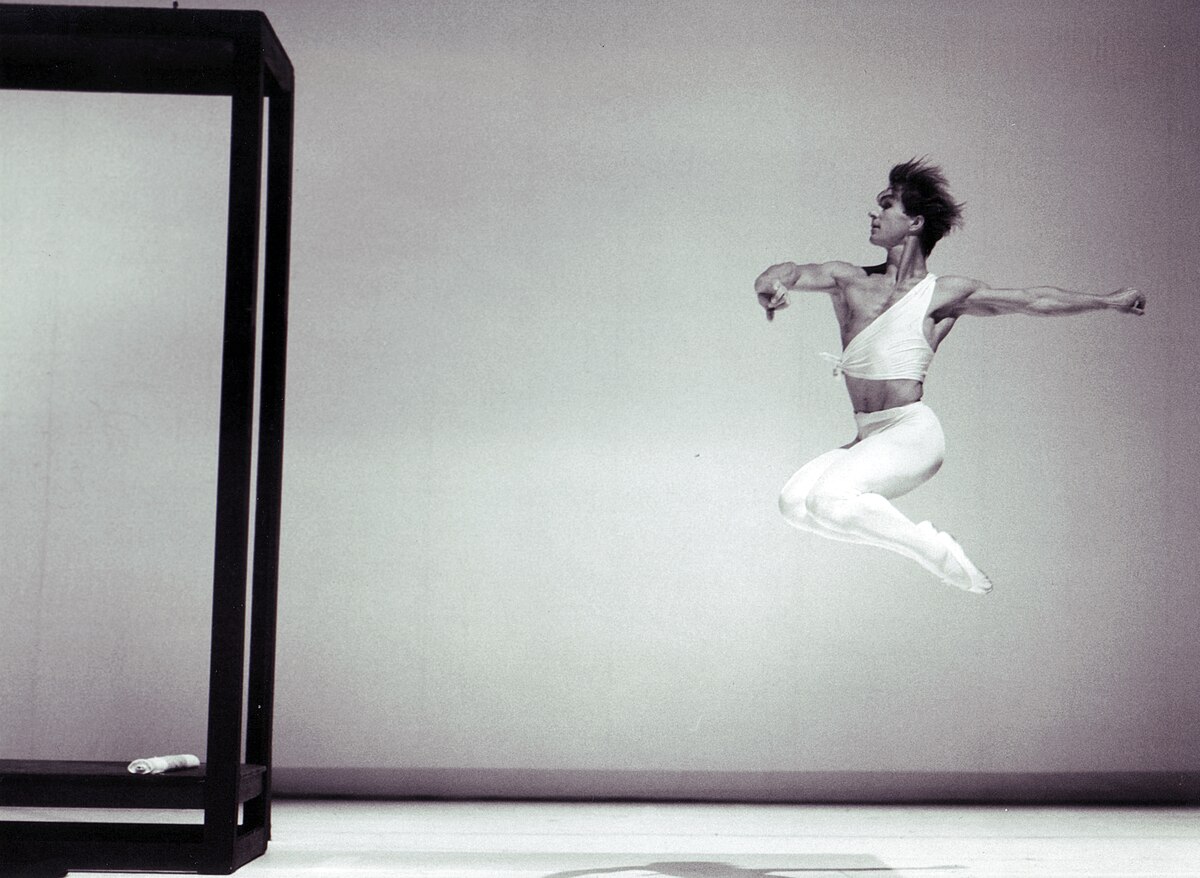 Στιγμιότυπο του [[#Falco Kapuste [Φάλκο Καπούστε]#]] ως Απόλλωνα από το μπαλέτο Apollo (1978) σε μουσική σύνθεση του [[#Ιγκόρ Στραβίνσκι [Igor Stravinsky]#]] και χορογραφία του [[#George Balanchine [Τζορτζ Μπαλανσίν]#]] (1928).