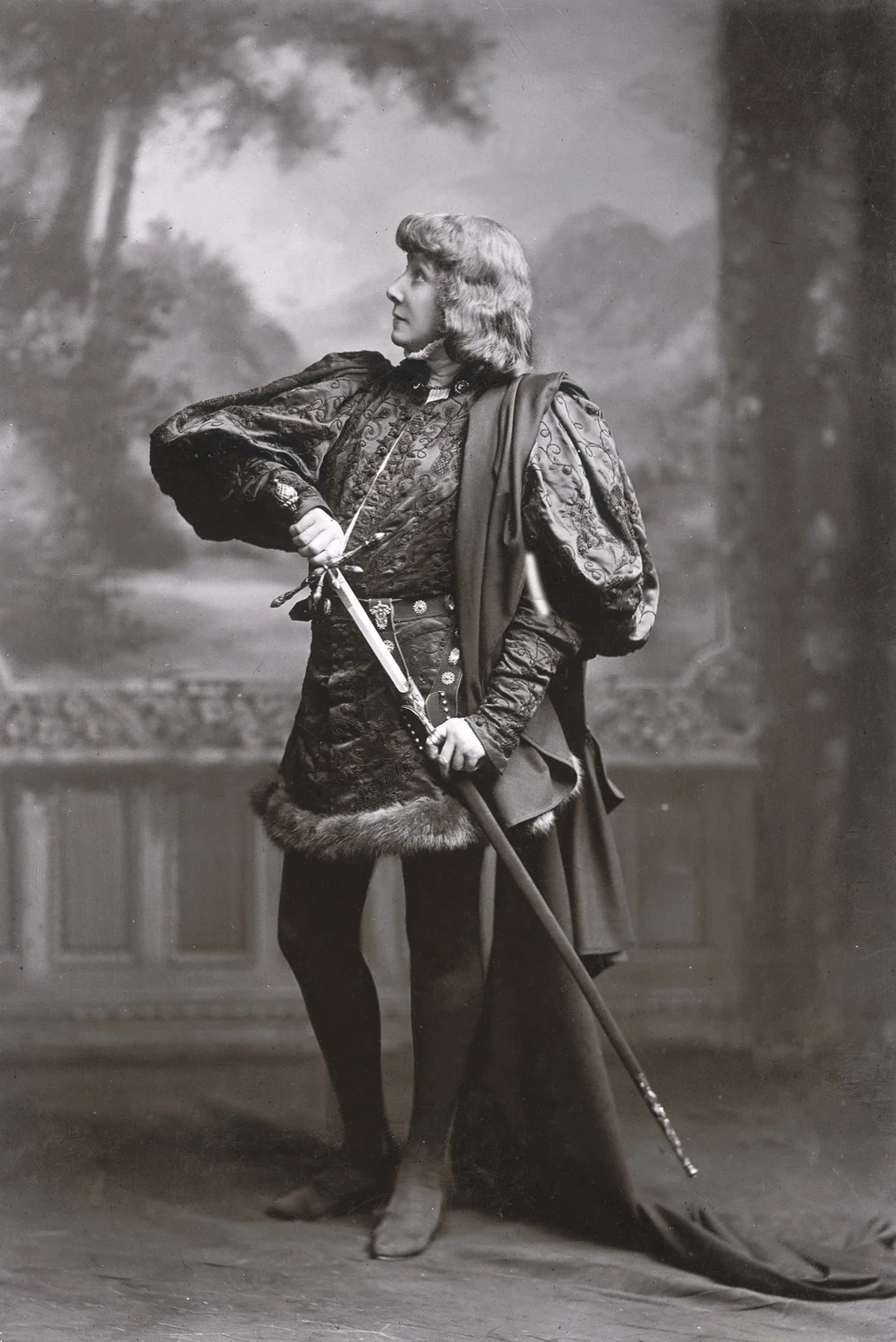 Η Sarah Bernhardt [Σάρα Μπερνάρ] ως Άμλετ (1899), στην παράσταση που έκανε πρεμιέρα στο Théâtre Sarah-Bernhardt [Θέατρο Σάρα Μπερνάρ] του Παρισιού, σε νέα πεζή μετάφραση των Eugène Morand [Εζέν Μοράν] και Marcel Schwob [Μαρσέλ Σβομπ]. Η πενηντατετράχρονη πρωταγωνίστρια έπλασε έναν δραστήριο, ευέξαπτο πρίγκιπα, μακριά από τον μελαγχολικό τύπο της ρομαντικής παράδοσης. Η κριτική πάντως επέμεινε στο φύλο της ερμηνεύτριας: ο Max Beerbohm [Μαξ Μπίρμποουμ] την ειρωνεύτηκε ως «Άμλετ, πριγκίπισσα της Δανίας». Η αντίδραση αυτή φανερώνει πόσο στενά ήταν δεμένος ο ηρωικός ρόλος με το ανδρικό κοινωνικό φύλο.
